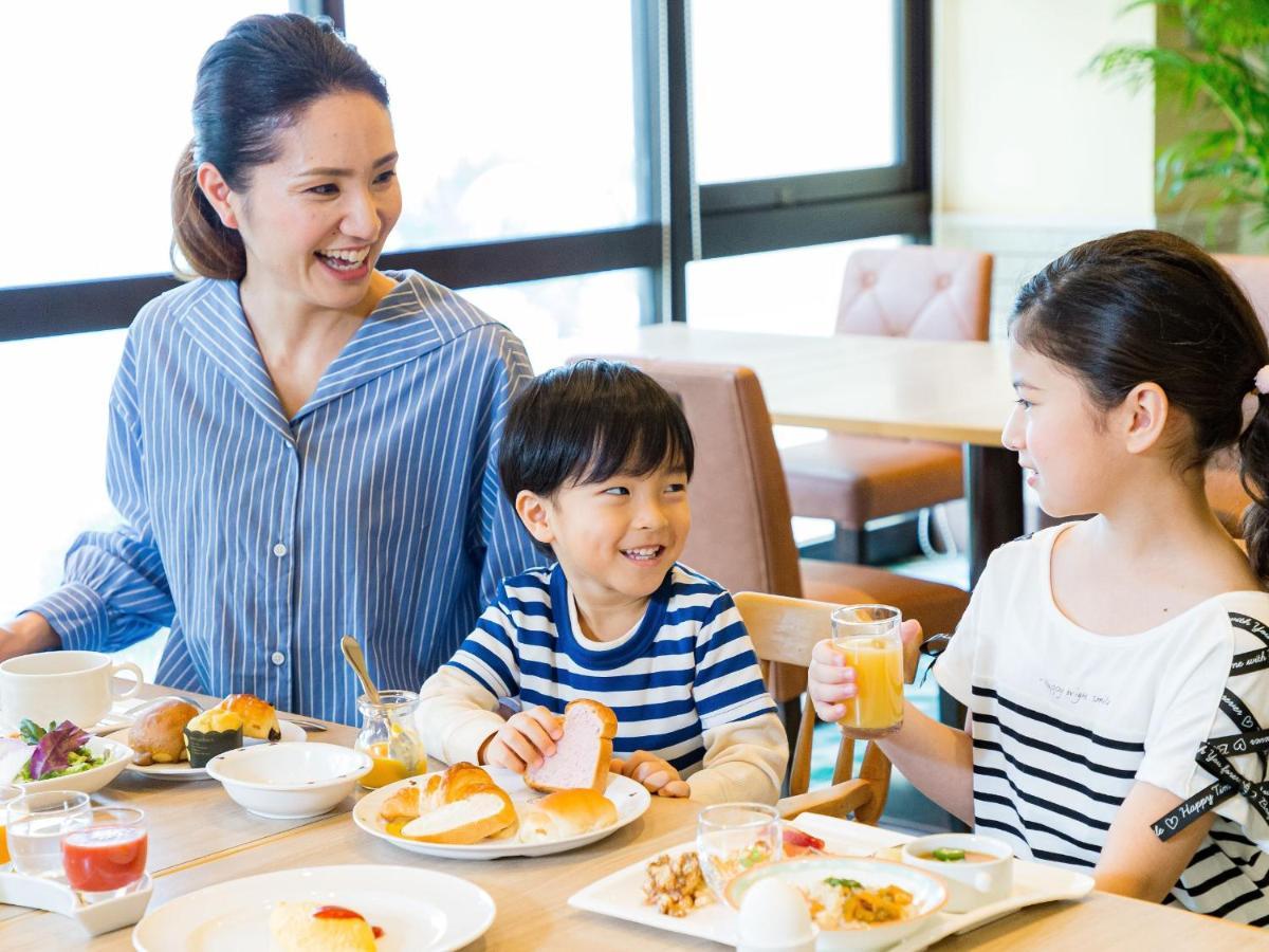 Hotel Nikko Alivila Yomitan Exterior photo Family dining at a restaurant