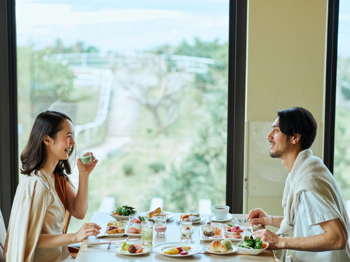 Hotel Nikko Alivila Yomitan Exterior photo A couple dining at the hotel