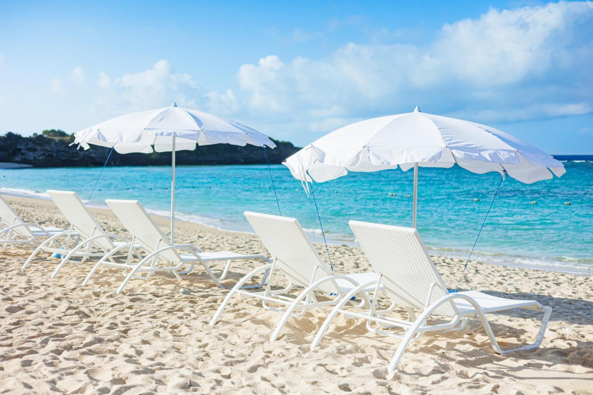Hotel Nikko Alivila Yomitan Exterior photo Beach chairs and umbrellas